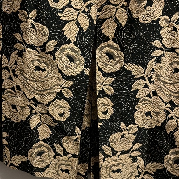 Ann Taylor, black and gold floral pleated skirt size 4 petite - Picture 3 of 5